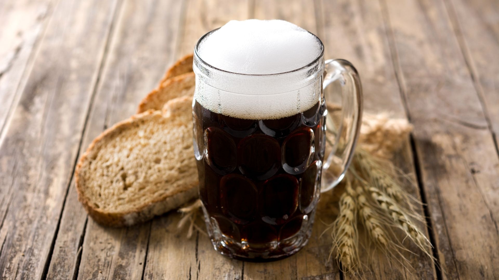 Descubre el Sabor Auténtico: Bebidas y Dulces de Importación